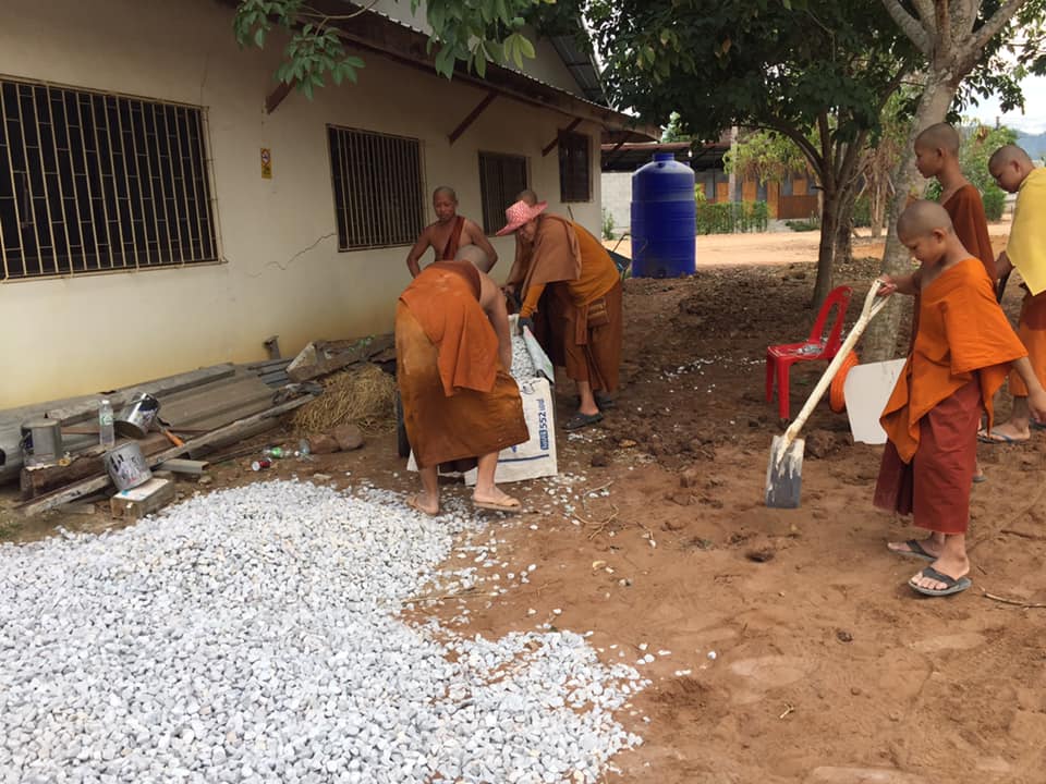 ทำบุญสร้างถนนคอนกรีต วัดสีลธราราม ต.ชัยพฤกษ์ อ.เมืองเลย จ.เลย 3.jpg