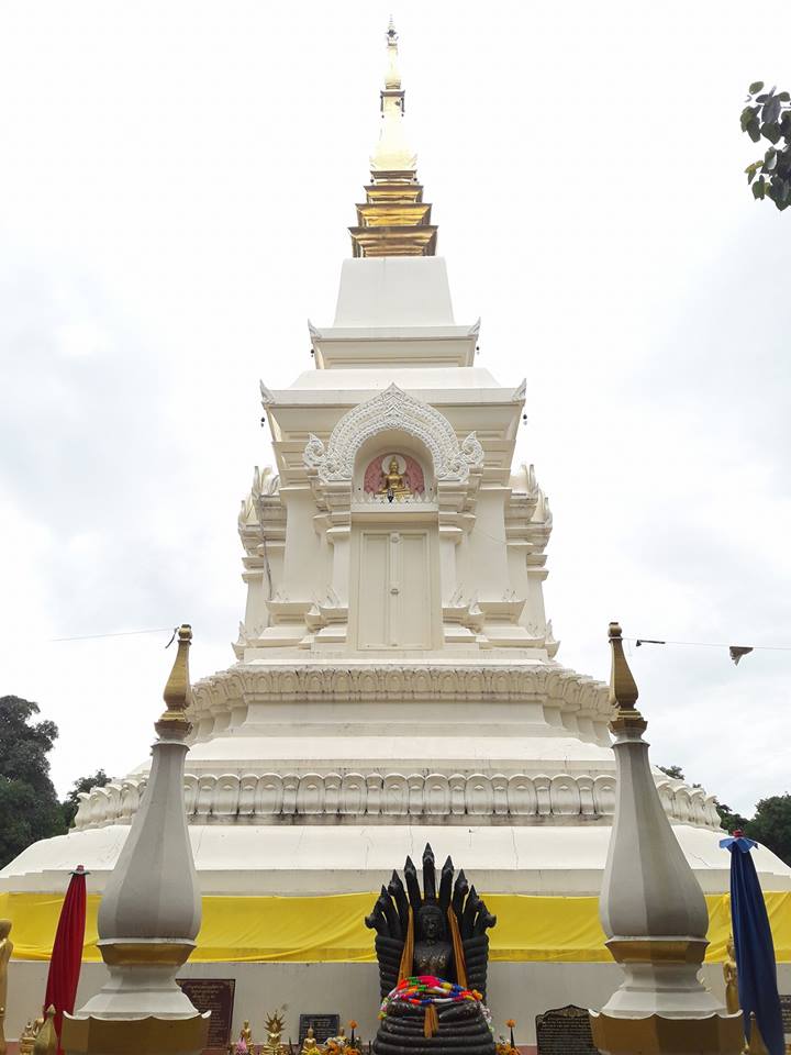 พระธาตุพังพวน.jpg