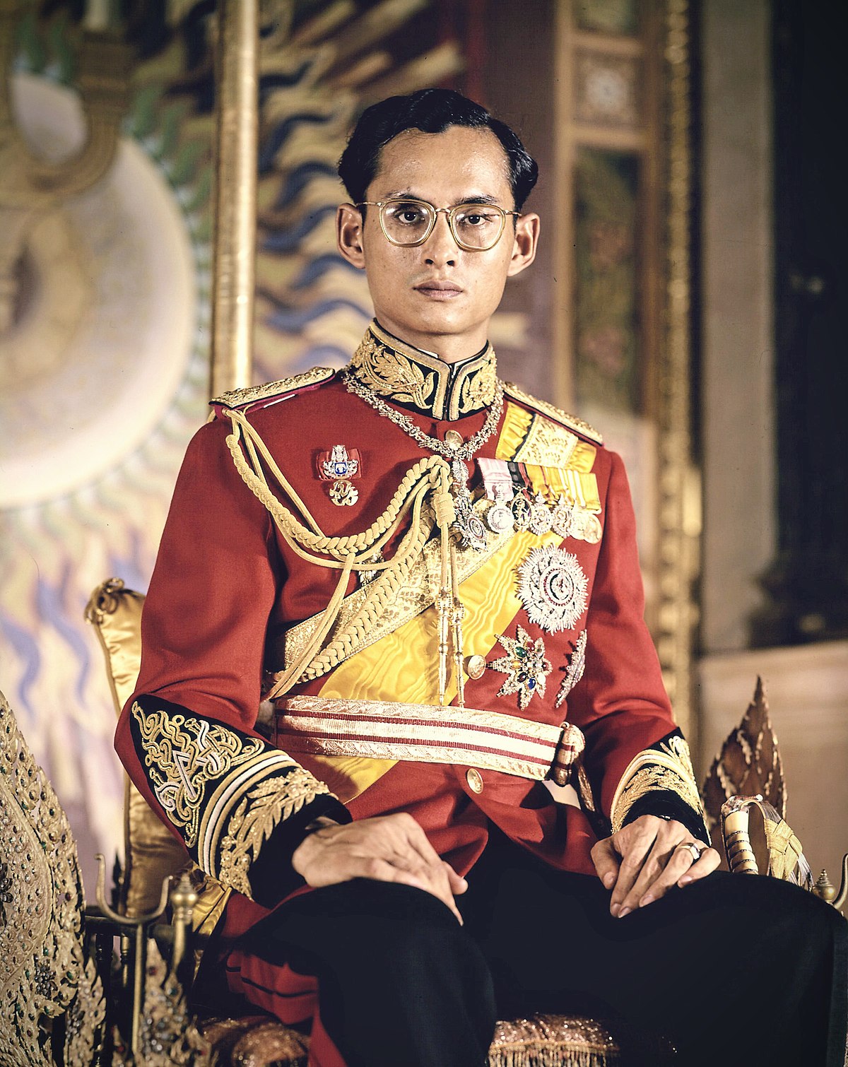 1200px-Bhumibol_adulyadej.jpg