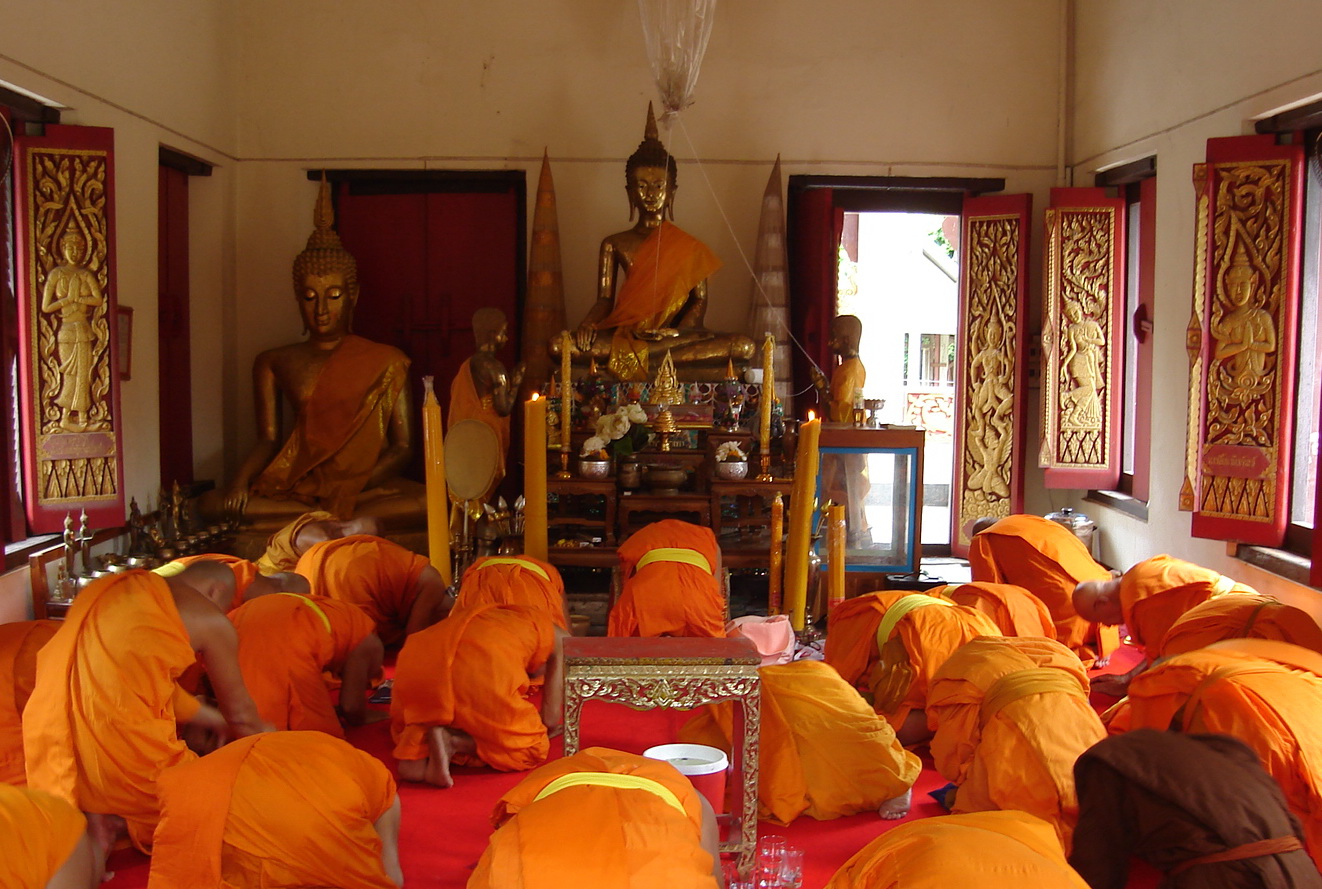 20131027171736!Buddhist_monk_in_Buddhist_church.jpg