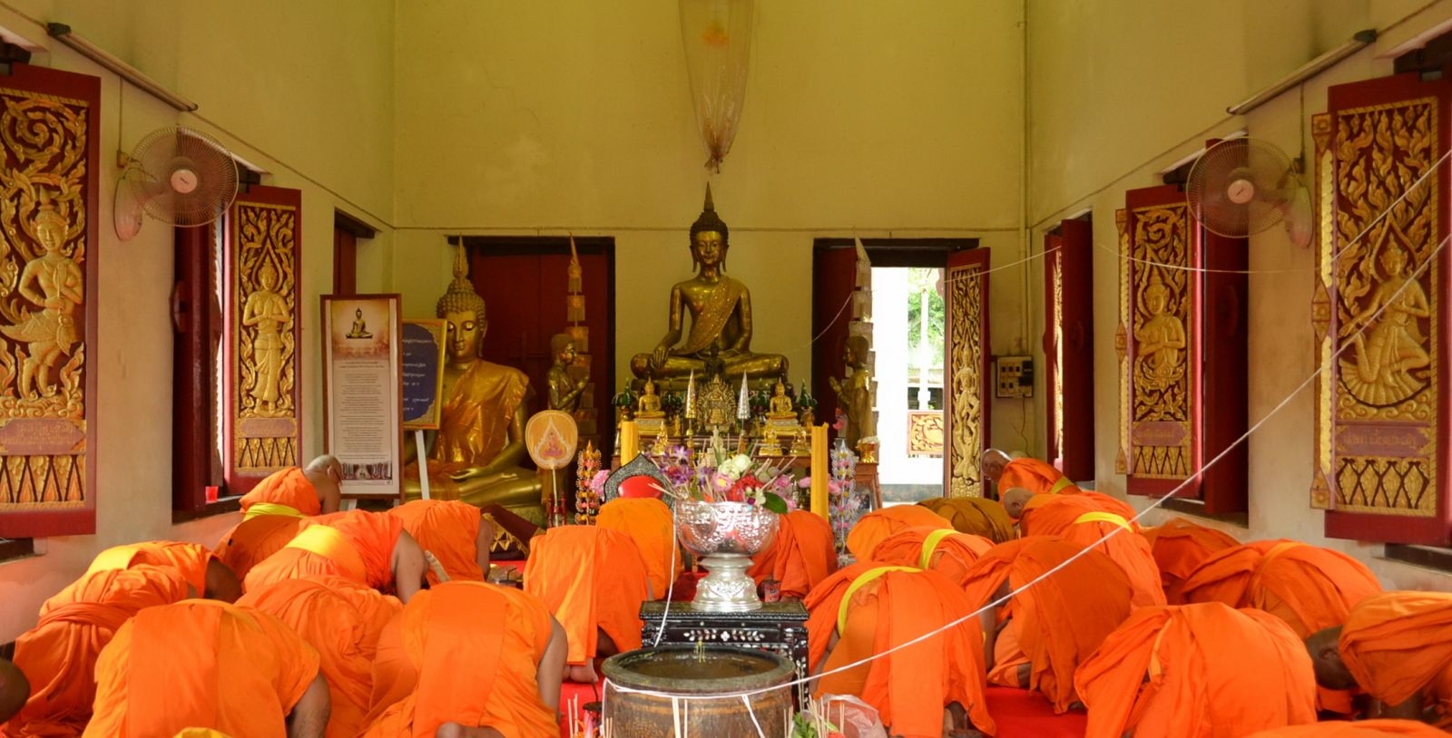 Buddhist_monk_in_Buddhist_church.jpg