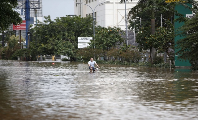 floods-indonesian-capital.jpg