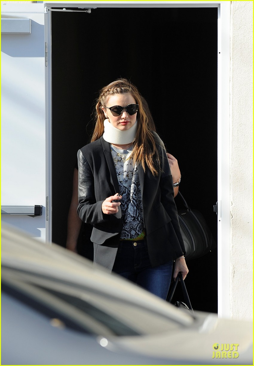 miranda-kerr-neck-brace-medical-visit-06.jpg