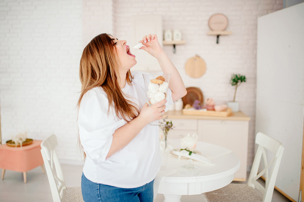 r-mouth-stylish-bright-kitchen-young-plump-woman-casual-outfit-body-is-positive-conce_119439-465.jpg