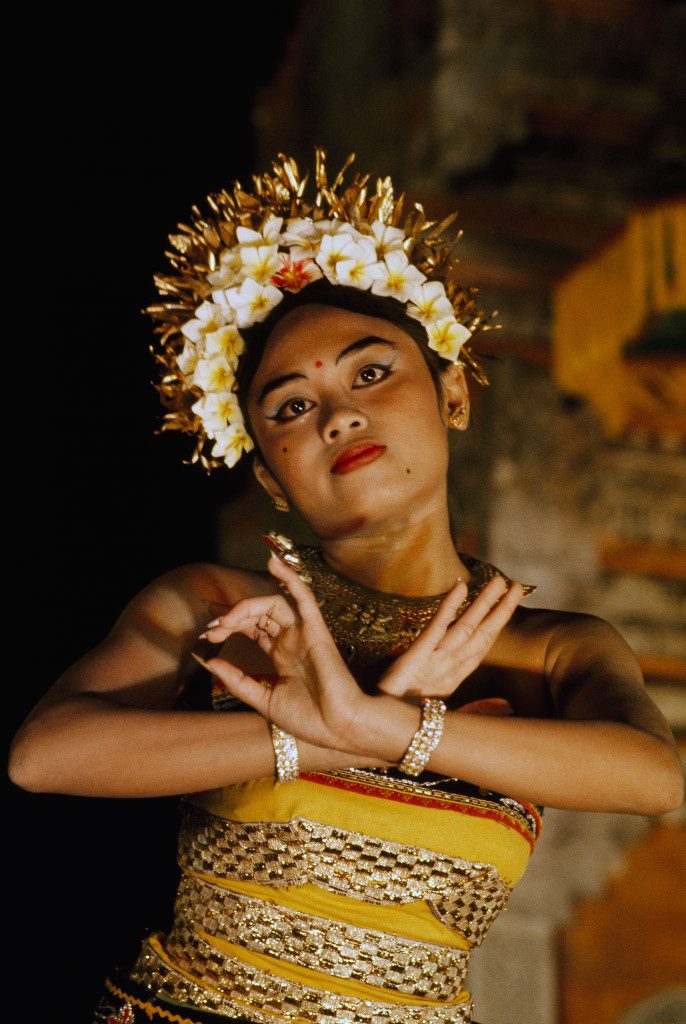 voyager-bali-dancer-portrait-nat-geo_617822-686x1024-686x1024.jpg